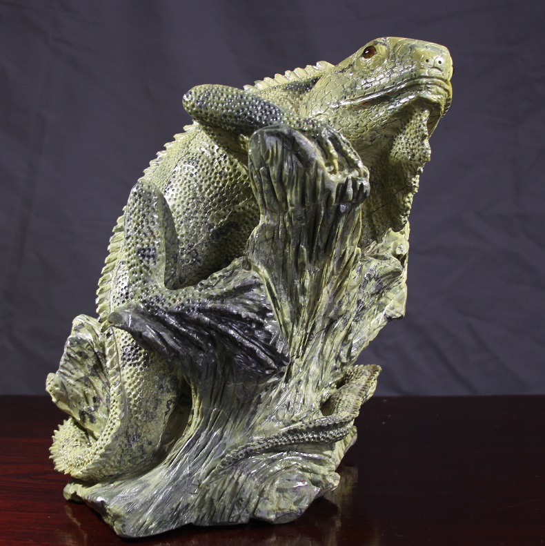 Iguana carving