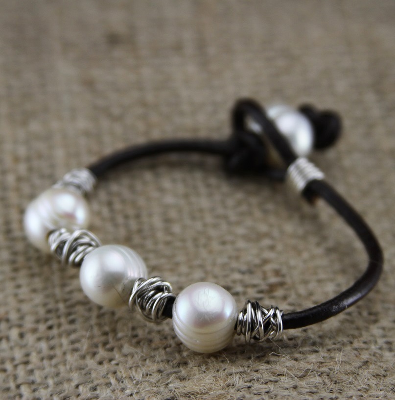 Leather Bracelet with pearls and fine silver